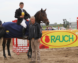 Lars Köhler gewann mit Charmant die Qualifikation zum Rauch Happy Day Cup - Sven Henning gratuliert als Sponsor .